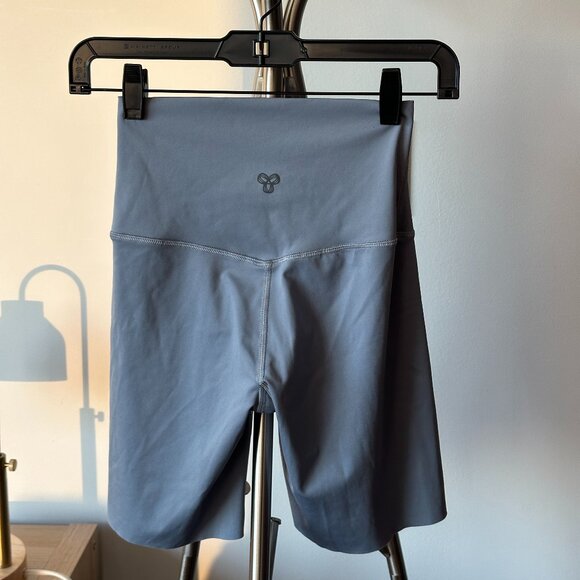 Aritzia TnaSLEEK™ Cheeky Hi-Rise 7" Short Size S  Moon Dust Grey Excellent Cond. - Picture 5 of 6